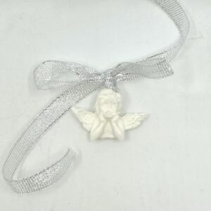 Väike portselanist ingel