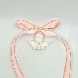 Väike portselanist ingel